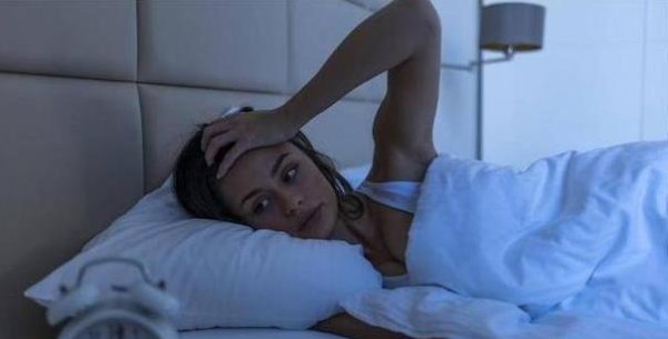 华泰优配 手机枕边放一夜，辐射高10倍伤身？3招让你睡得安心
